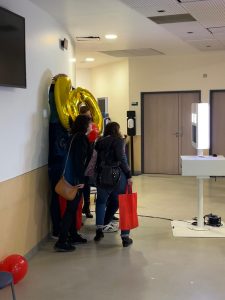 Un groupe de personnes se prend en photo affublées de gros ballons "60".