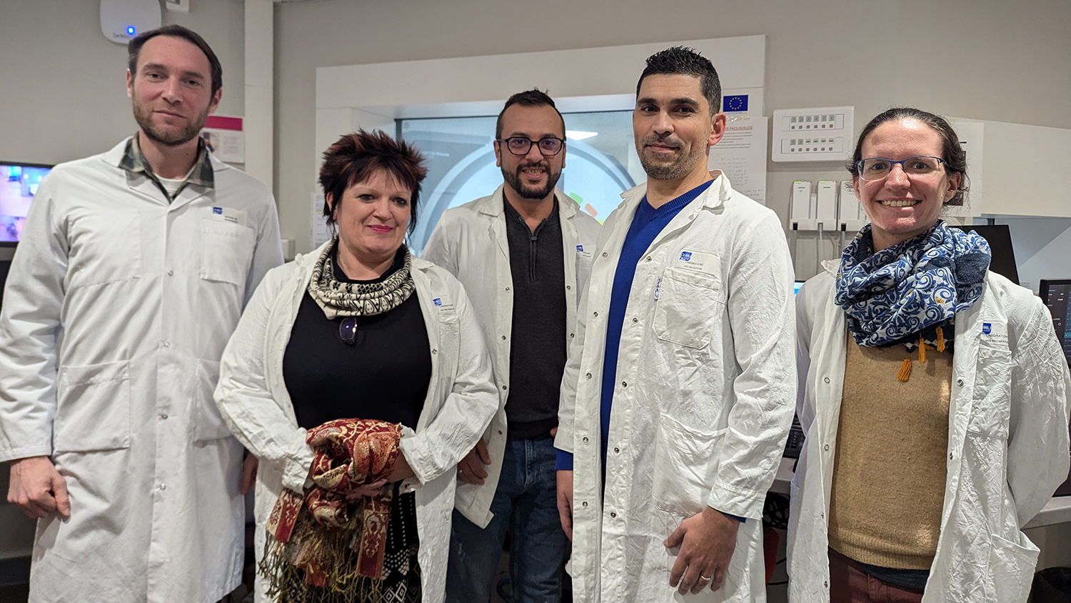 De gauche à droite, posant dans la plateforme IRM : Matthieu Doyen, Dominique Nuyts, Mohamed Alili, Rochdi Aissa et Pauline Lefebvre.
